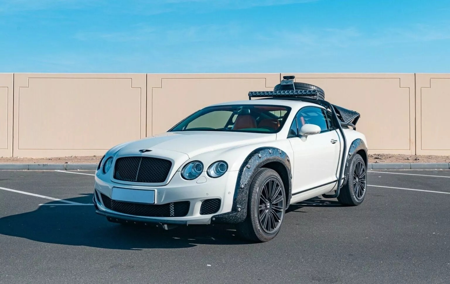 В Дубае владелец Bentley Continental GT Speed заказал внедорожную  модификацию роскошного купе - Автомобильная газета Клаксон. Bentley. Bentley  Continental GT Speed. Новости. Новости сегодня. Последние новости.