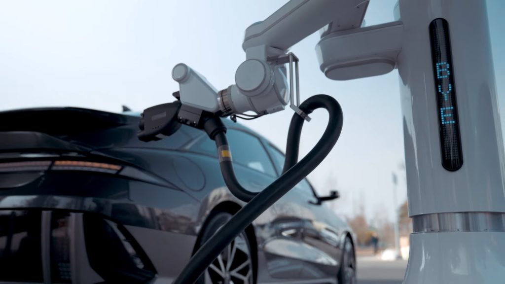 Hyundai представила робота для зарядки электромобилей