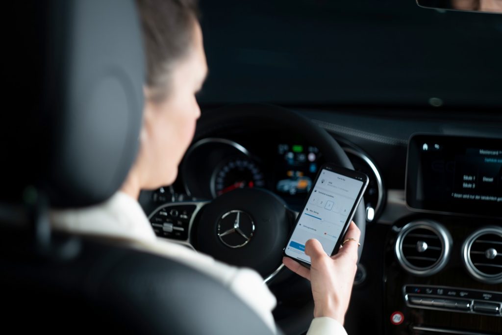 Mercedes-Benz внедряет новый фирменный цифровой платежный сервис, позволяющий оплачивать дополнительные опции и покупки не выходя из автомобиля