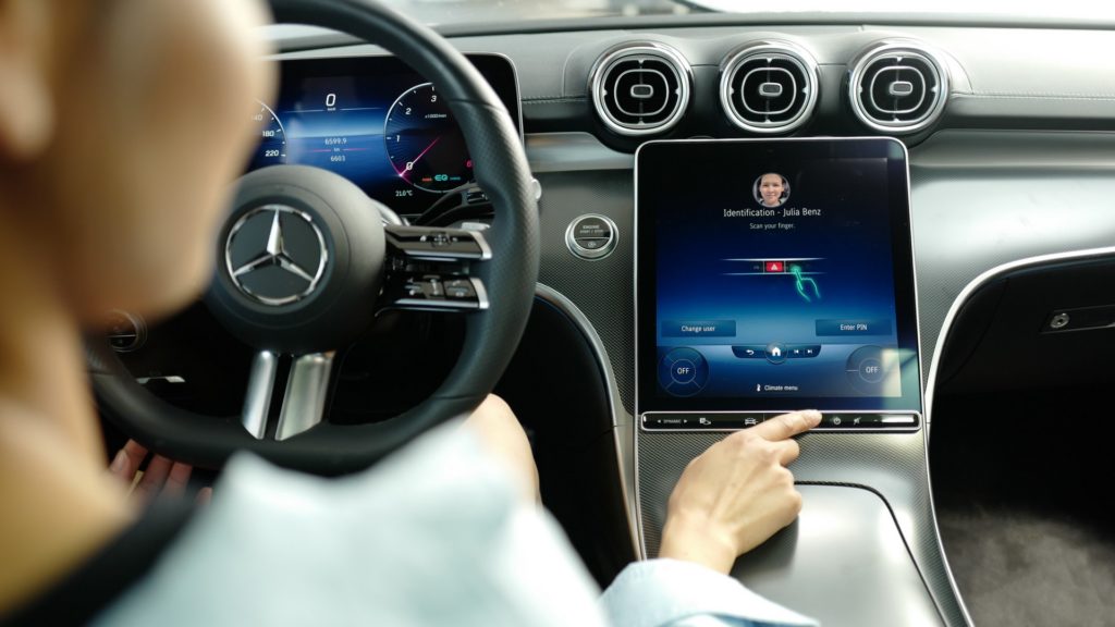 Mercedes-Benz внедряет новый фирменный цифровой платежный сервис, позволяющий оплачивать дополнительные опции и покупки не выходя из автомобиля