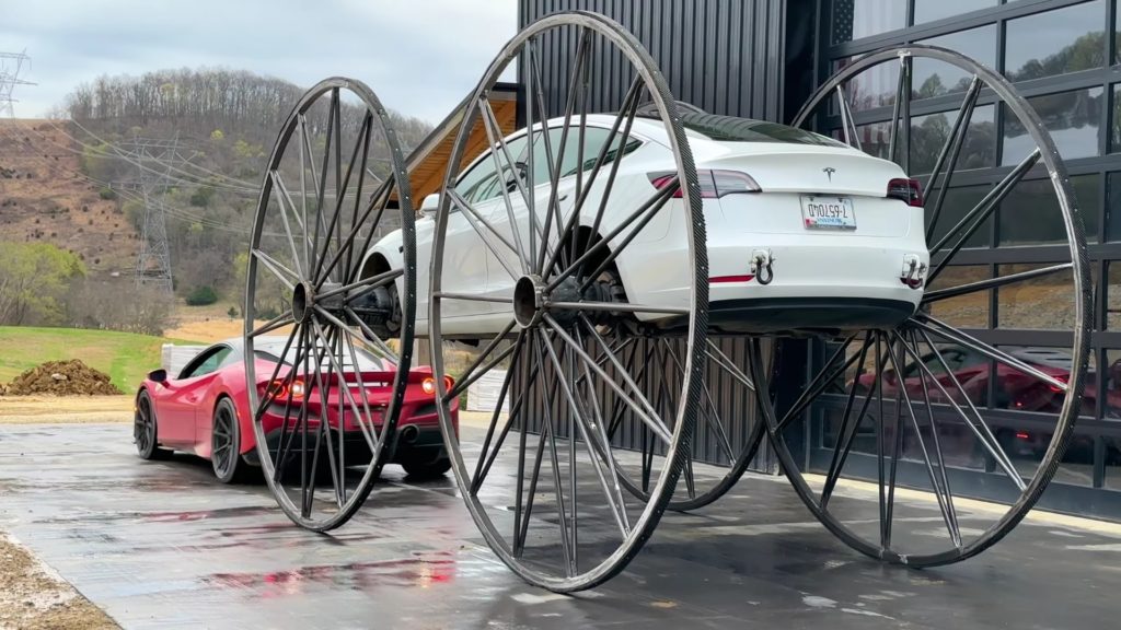 Tesla Model 3 оснастили 3-метровыми колесами
