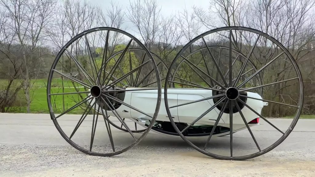 Tesla Model 3 оснастили 3-метровыми колесами