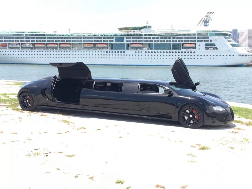 В США недостроенный лимузин на базе Lincoln Town Car с внешностью Bugatti Veyron продается за 25 тысяч долларов