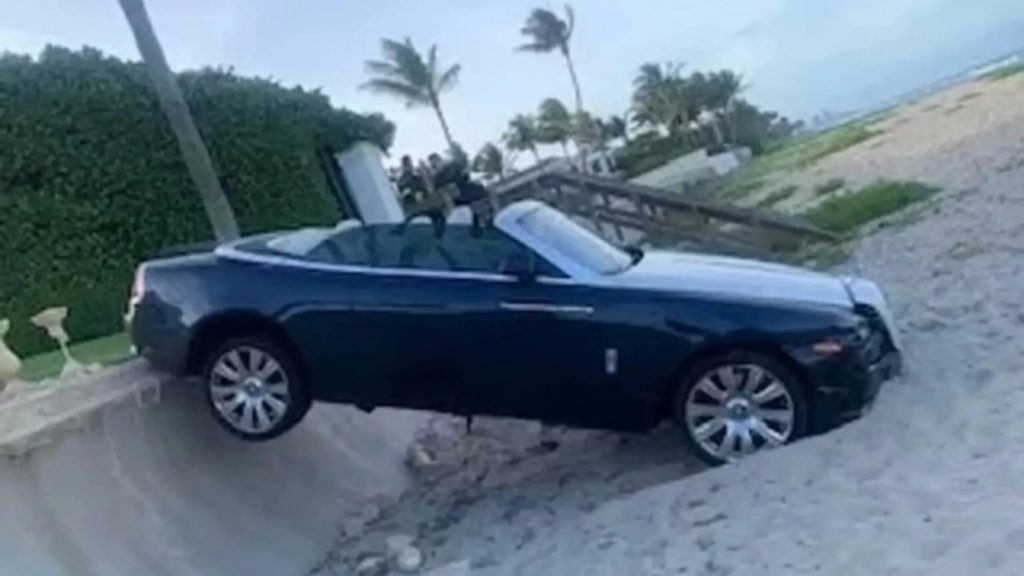 Rolls-Royce Dawn сбил статую стоимостью 3 миллиона долларов