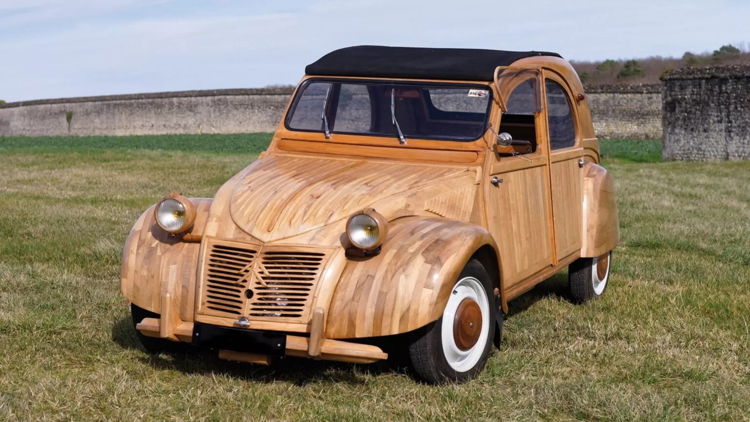 Citroen 2CV с деревянным кузовом и салоном продали за рекордные 18,3  миллиона рублей - Автомобильная газета Клаксон. Citroen. Citroen 2CV.  Новости. Новости сегодня. Последние новости.