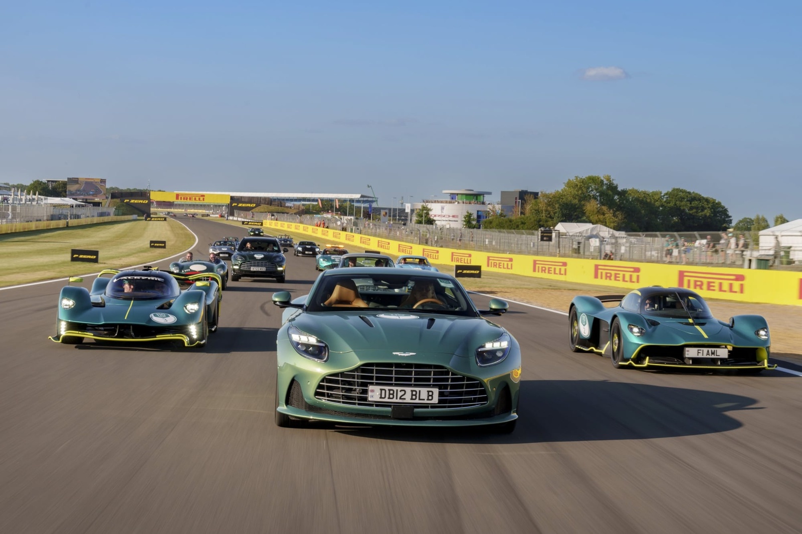 Aston Martin отметил свое 110-летие заездом 110 автомобилей на трассе в  Сильверстоуне - Автомобильная газета Клаксон. Aston Martin. Aston Martin  Vantage. Новости. Новости сегодня. Последние новости.