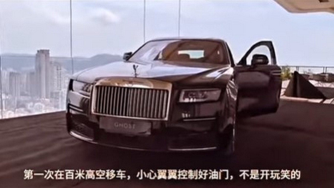 Китайский владелец Rolls-Royce Ghost поднял роскошный седан в свой пентхаус  на 44-м этаже небоскреба - Автомобильная газета Клаксон. Rolls-Royce.  Rolls-Royce Ghost. Новости. Новости сегодня. Последние новости.