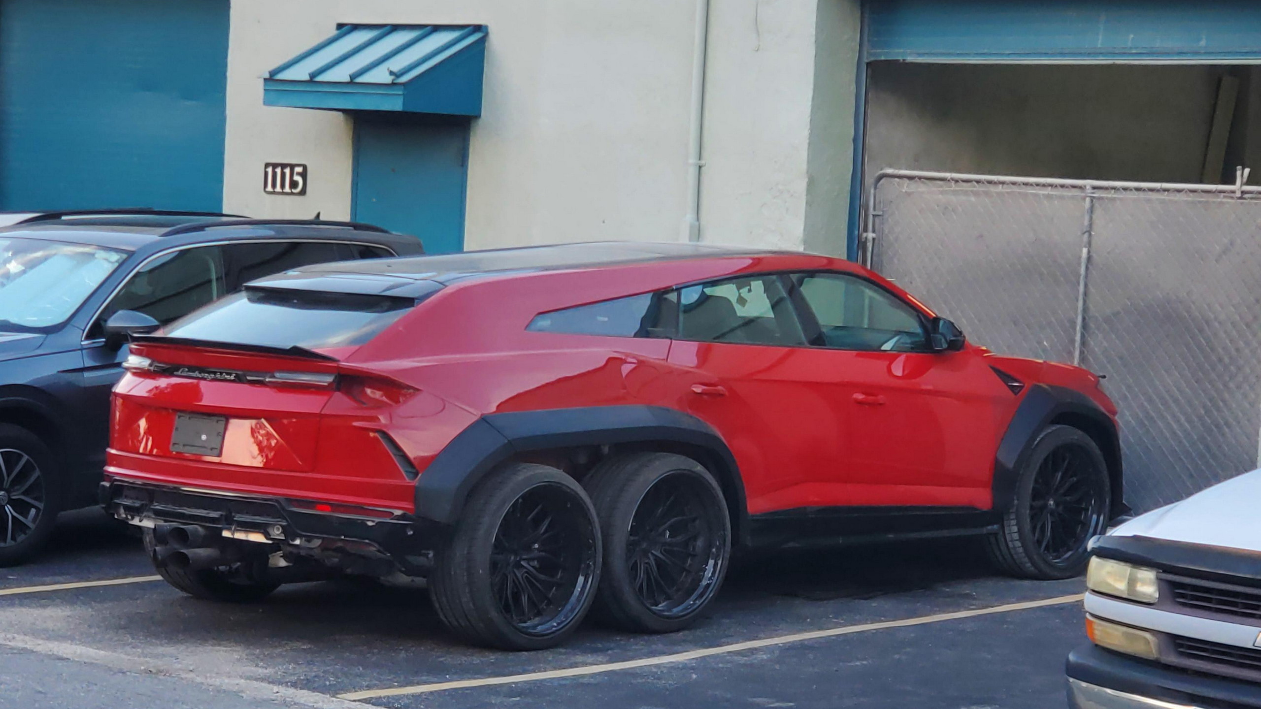 Lamborghini Urus переделали в 6-колесный - Автомобильное издание Клаксон.  Lamborghini. Lamborghini Urus. Новости. Новости сегодня. Последние новости.