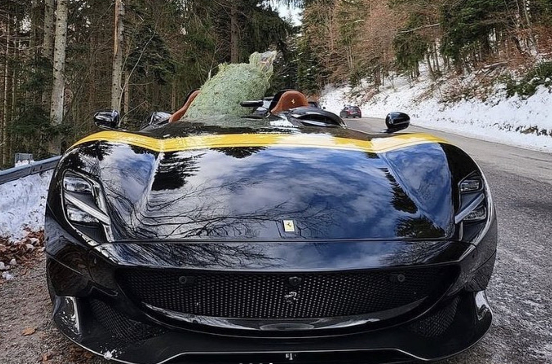 Владелец Ferrari Monza SP2 перевез на машине новогоднюю елку -  Автомобильное издание Клаксон. Ferrari. Ferrari Monza SP2. Новости. Новости  сегодня. Последние новости.